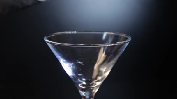Voorbereiding van klassieke schroevendraaier cocktail drinken. Aperitief met wodka en sinaasappelsap. - Video