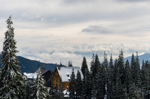 Zima v horách, lež mraky nad vrcholky mo - Fotografie, Obrázek