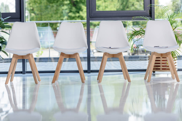 Chaises blanches dans un bureau moderne léger
 - Photo, image