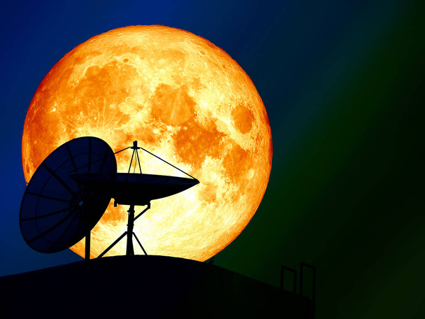 Super krwawego księżyca nad sylwetka satelitarnej danie nocne niebo - Zdjęcie, obraz