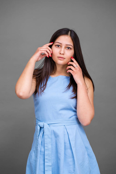 Joven chica americana bonita en un vestido azul
 - Foto, Imagen