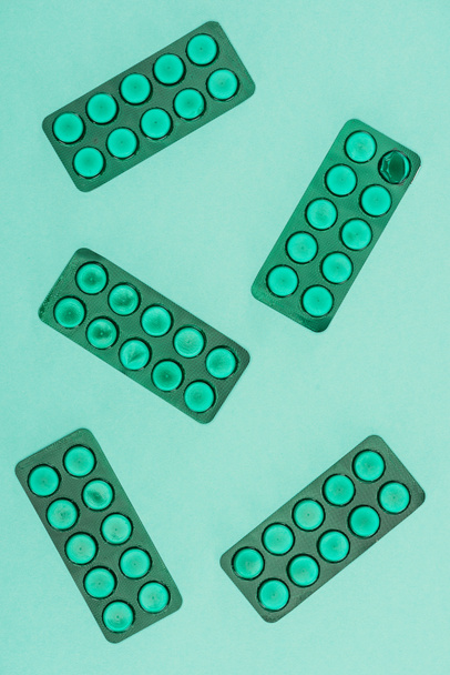 top view of medicines isolated on green backdrop - Foto, afbeelding