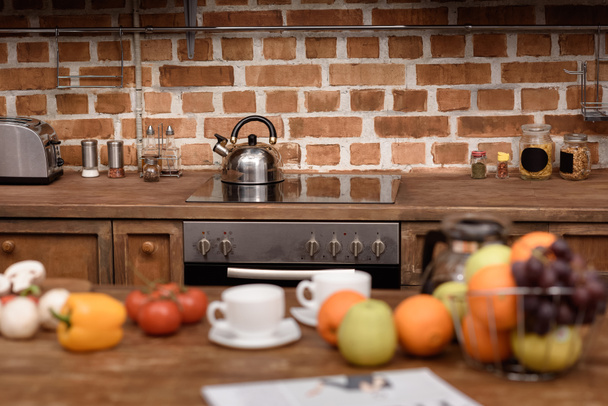 elektrisch fornuis en waterkoker in de moderne keuken - Foto, afbeelding