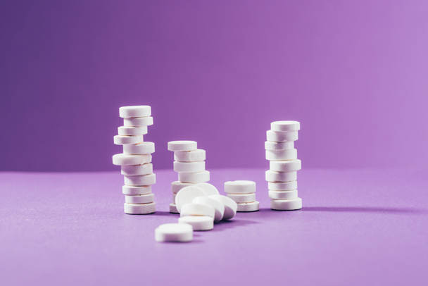 close up view of arranged pills on purple background  - Foto, imagen