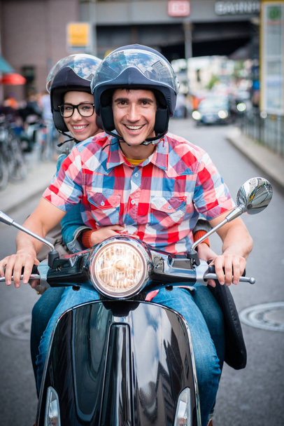 Водитель скутера на улицах Берлина
 - Фото, изображение