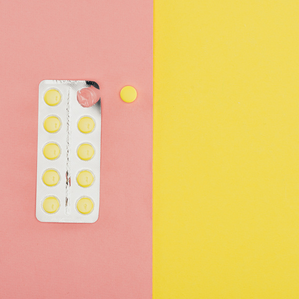 top view of pills isolated on pink and yellow background - Фото, изображение