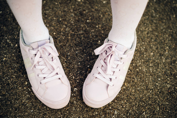 Mode dentelles violet clair chaussures de sport sur les pieds de l'enfant
 - Photo, image