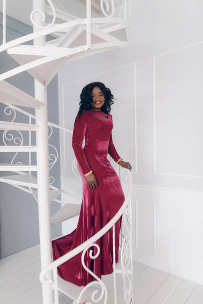 Hermosa joven afroamericana en vestido rojo posando en el estudio
 - Foto, imagen