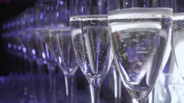 Furshet。スパーク リング ホワイト カナッペとバック グラウンドで前菜とワインのガラスの完全なトップを表します。シャンパンの泡 - 映像、動画