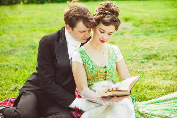 ζευγάρι, διαβάζοντας ένα βιβλίο - Φωτογραφία, εικόνα