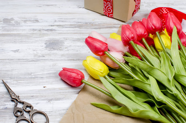 Bouquet of spring tulips and gift  - Foto, immagini