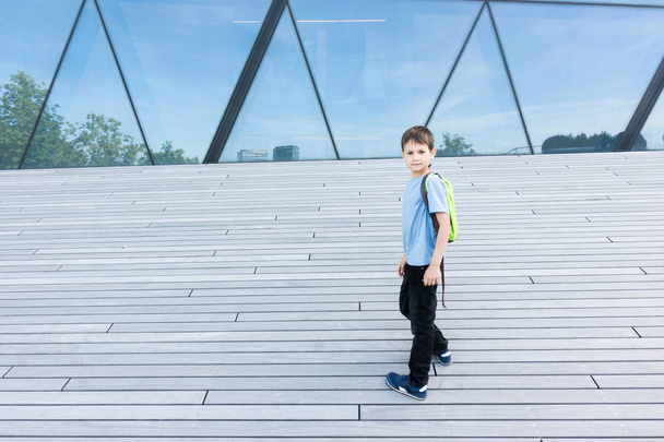 Smiling little boy with backpack outdoors - Foto, Imagem