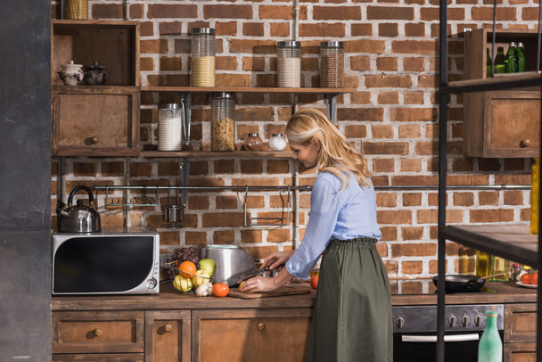 boční pohled ženy, příprava na kuchyň  - Fotografie, Obrázek