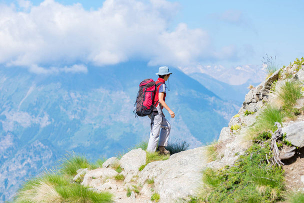 Backpacker, chodzenie na wędrówki szlakiem w góry. Przygód wakacji letnich na Alpy. Wanderlust osób podróżujących koncepcja. - Zdjęcie, obraz