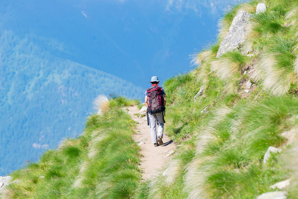 Hátizsákos turistaút a hegyi séta. Nyári kalandok nyaralás az alpesi. Mehetnék emberek utazás koncepció. - Fotó, kép