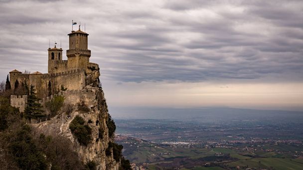 Passe das bruxas na República de San Marino
 - Foto, Imagem