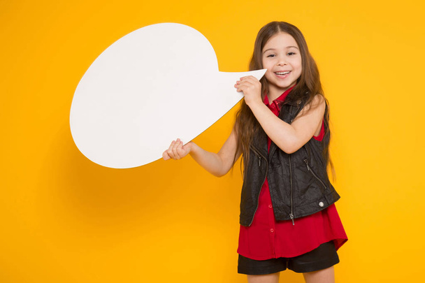 Schattig klein brunette meisje houden papier tekstballon - Foto, afbeelding