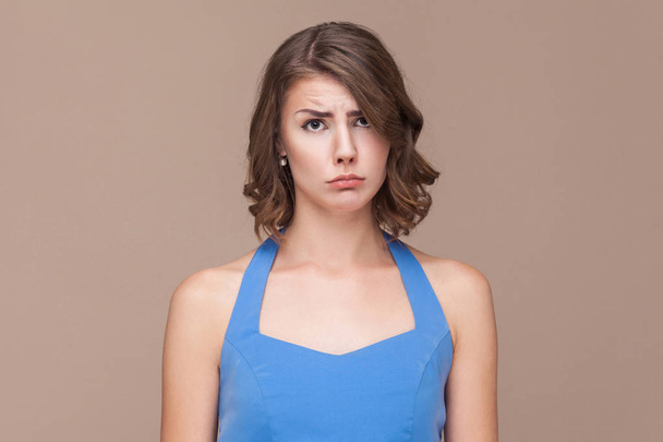 unhappy businesswoman looking at camera and crying on light brown background - Foto, Bild