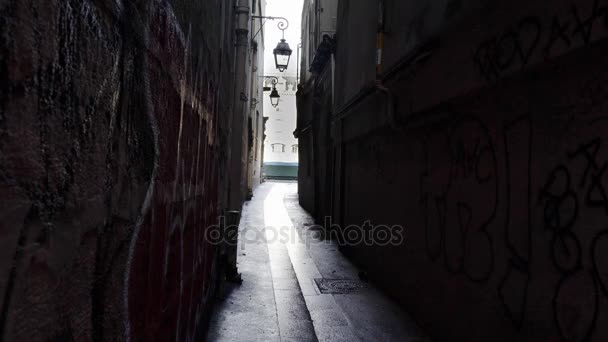 Paris, Frankreich 22. Januar 2018: Blick auf die Rue du chat qui peche, die schmalste Straße von Paris, 26 Meter lang und 1,8 Meter breit, von der Rue de la huchette. - Filmmaterial, Video