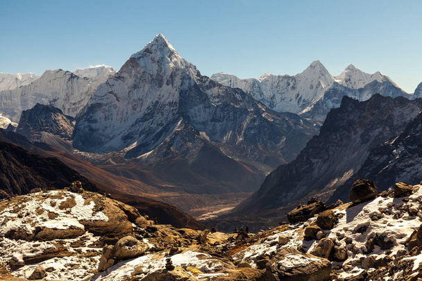 Гора Ама Даблам. Солнце освещает склоны. Гималайские горы, Непал
. - Фото, изображение