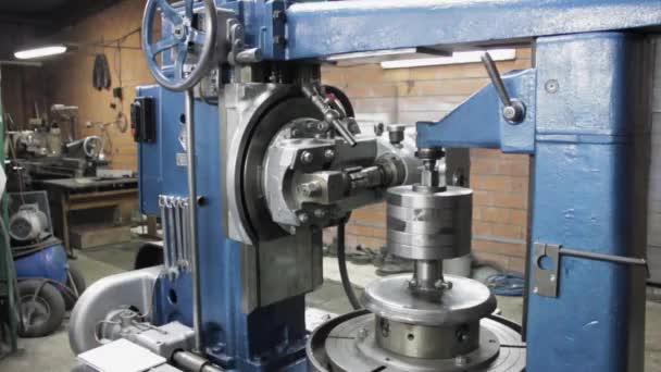 máquina de corte de engrenagens na fábrica
 - Filmagem, Vídeo