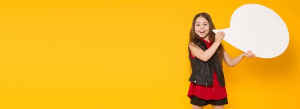Ładny mały brunetka dziewczynka trzymając papier dymek - Zdjęcie, obraz