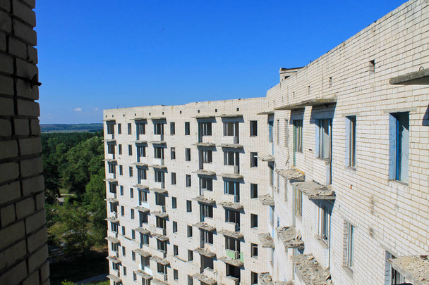 Заброшенное многоэтажное здание на Украине - Фото, изображение