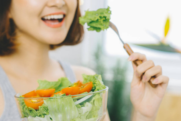 Молодая азиатка ест свежий овощной салат. Потеря веса
 - Фото, изображение