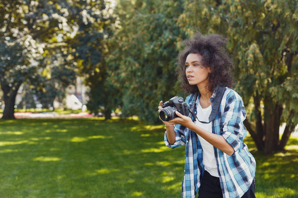 Jeune femme prenant des photos à l'extérieur
 - Photo, image