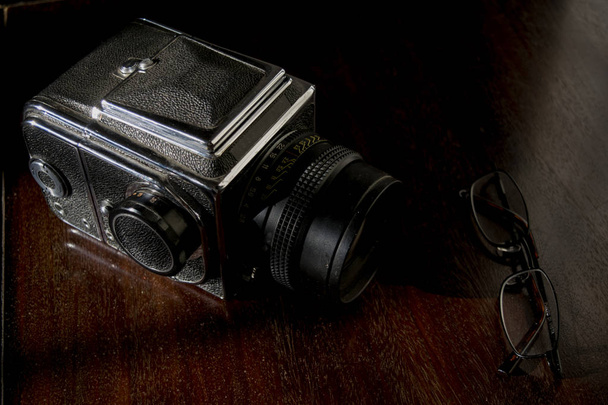 vieil appareil photo et une paire de spécifications
 - Photo, image
