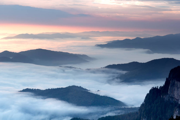 Krásná horská krajina mlhavé ráno, masiv Ceahlau, východní Karpaty, Moldavsko, Rumunsko - Fotografie, Obrázek