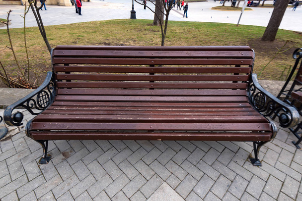 деревянная скамейка в парке - Фото, изображение