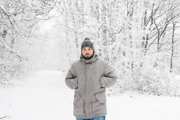 ένας άντρας σε ένα χιονισμένο δάσος - Φωτογραφία, εικόνα