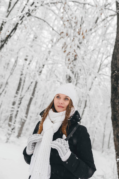 Menina bonita em uma floresta de inverno branco
 - Foto, Imagem