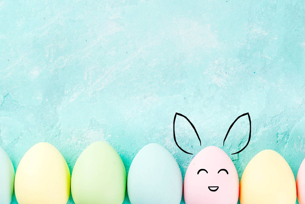 Πάσχα έννοια με παστέλ χρωματιστά αυγά - Φωτογραφία, εικόνα