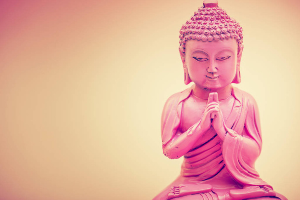 close-up uitzicht op kleine standbeeld van Boeddha - Foto, afbeelding