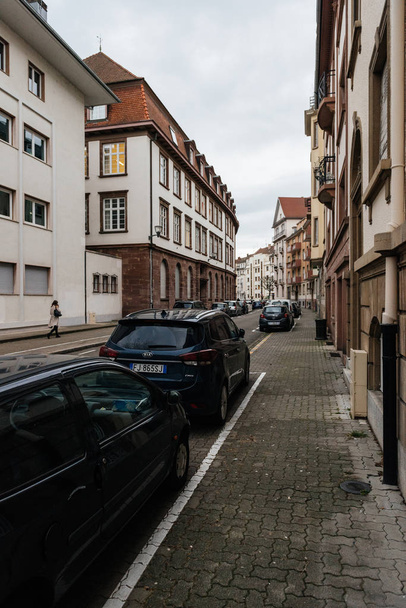 Σειρές από αυτοκίνητα σταθμευμένα στο σούρουπο σε γαλλική συνοικία - Φωτογραφία, εικόνα
