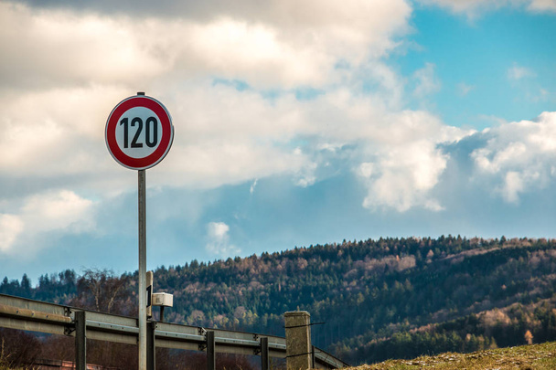 Znak drogowy, który oznacza 120 kilometrów na godzinę - Zdjęcie, obraz