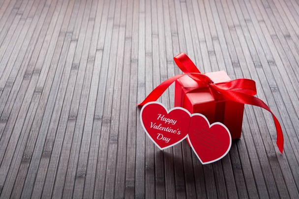 Tarjeta de felicitación del día de San Valentín en forma de corazón y caja regalo roja
 - Foto, imagen