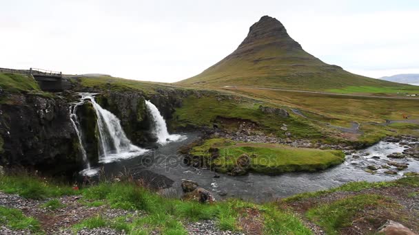 Kirkjufellsfoss und Kirkjufell im Norden Islands. Statischer Schuss - Filmmaterial, Video