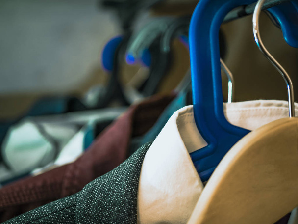 oblečení váží na stojanu v úzké - Fotografie, Obrázek