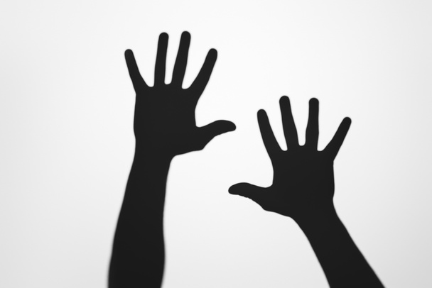 misteriosas sombras de manos humanas sobre gris
 - Foto, Imagen