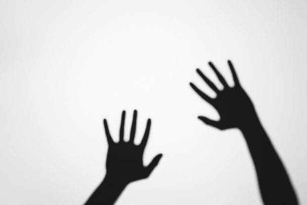 espeluznantes sombras misteriosas de manos humanas sobre gris
 - Foto, Imagen