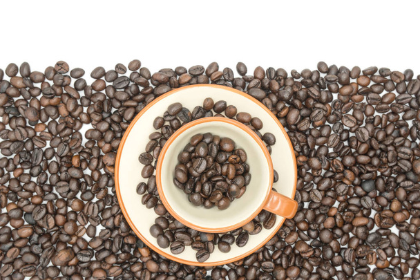 pohled shora closeup šálek kávy s o pražených kávových zrn pražených kávových zrn izolovaných na bílém pozadí . - Fotografie, Obrázek