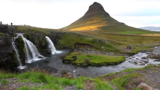 カークフェルスフォスとカークフフェルスはアイスランド北部にいた。スタティックショット. - 映像、動画