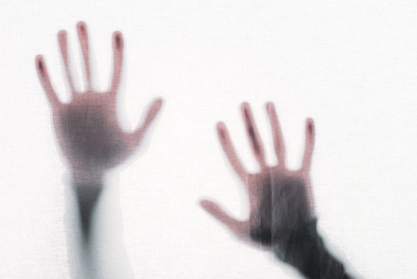 silueta borrosa de manos humanas tocando vidrio esmerilado
 - Foto, Imagen