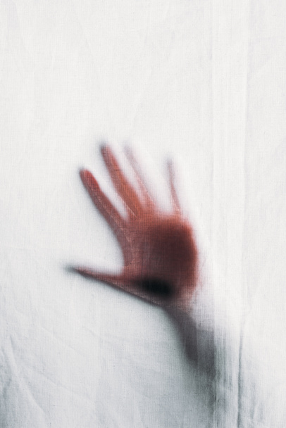 foltos sziluettje emberi kéz érintése fátyol - Fotó, kép