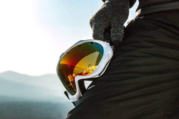 glasses in the hands of a snowboarder on top - Fotografie, Obrázek