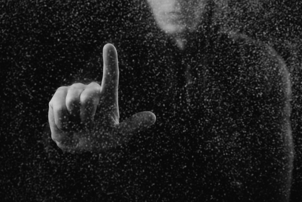 abgeschnittene Aufnahme einer Person, die Milchglas mit dem Finger berührt - Foto, Bild
