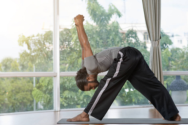 Kostým Indián cvičí vpřed ohybu trojúhelník pozice - Fotografie, Obrázek